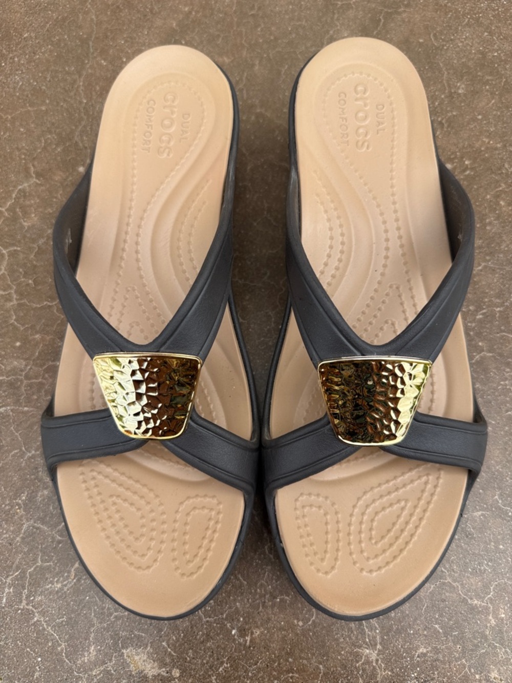 CROCS Sanrah Women’s Espresso Wedge Sandals with Gold Medallion Accent size 10